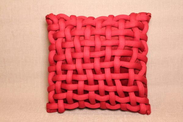Reseña Hand-Knitted Woven Red Cushion